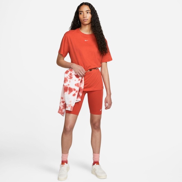 Nike Essentials Boyfriend T-Shirt - Picture 2 of 7